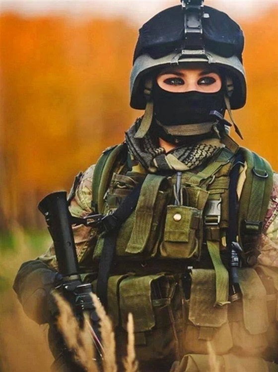 صور بنات بالزي العسكري بنات مقاتلات اجمل الفتيات في الزي العسكري موقع العنان