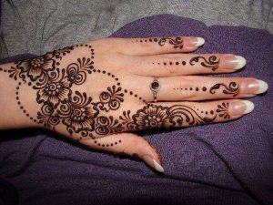 نقوش الحناء السوداء للعرايس b055b174f4e43f92e07b9cd18169f5f14c4bb1f2 1 300x225 نقوش الحناء السوداء للعرايس